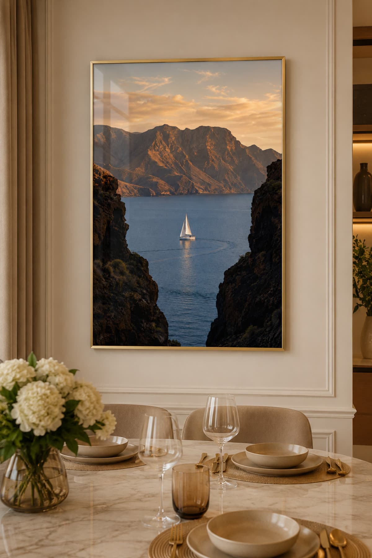 Silent Sail - Gerçek Cama Baskı Gold Alüminyum Metal Çerçeveli Tekli Modern Cam Tablo görsel 2